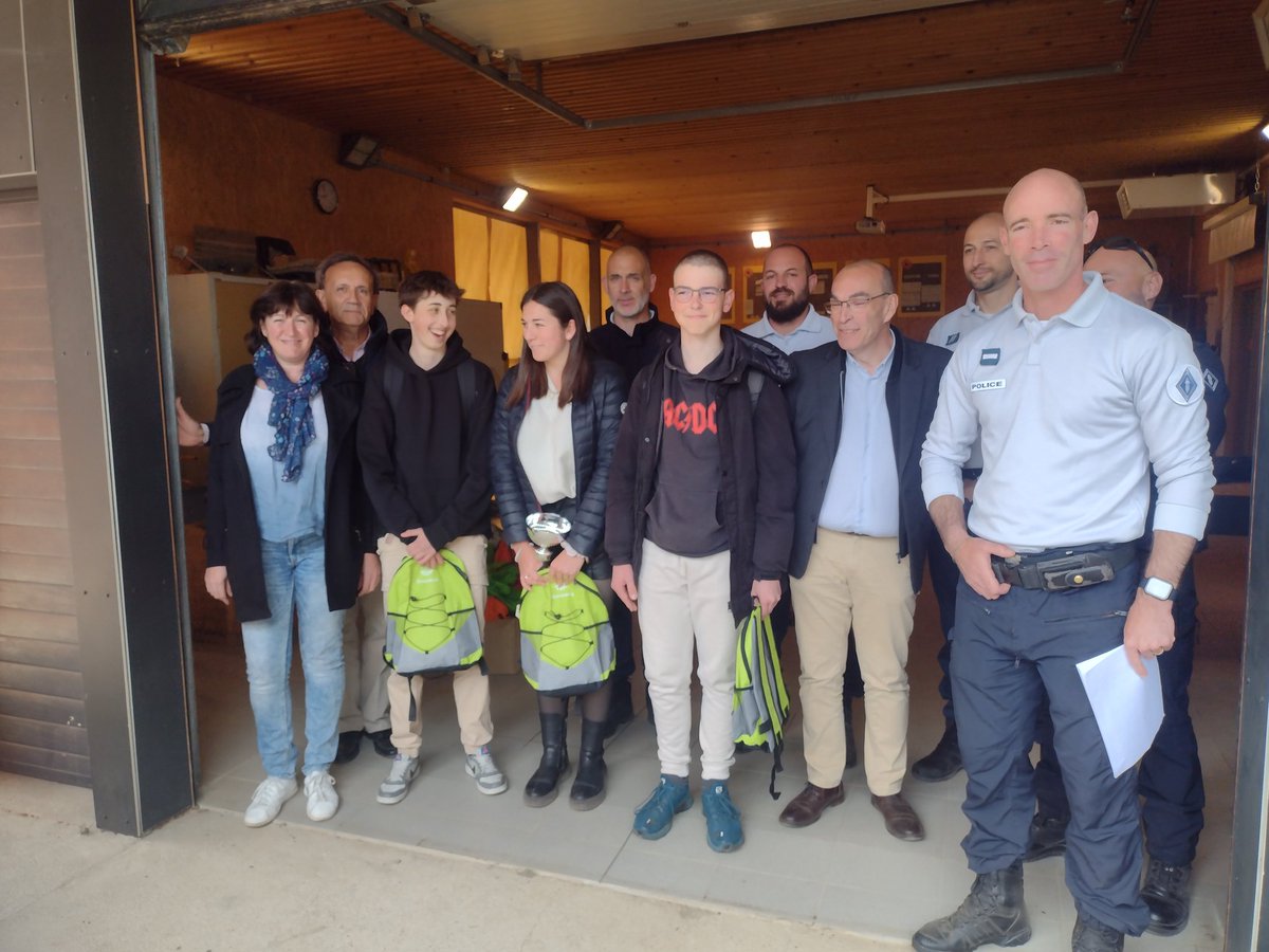DominiqueDurini's tweet photo. @GroupamaMed, a organisé l'opération Nationale " 10 de conduite rurale "au Lycée Agricole de Théza avec la participation de la caisse locale Tech Réart Littoral pour la remise des goodies et de la coupe en présence de deux élus, du directeur et des gendarmes. https://t.co/5ucU6WDJAf