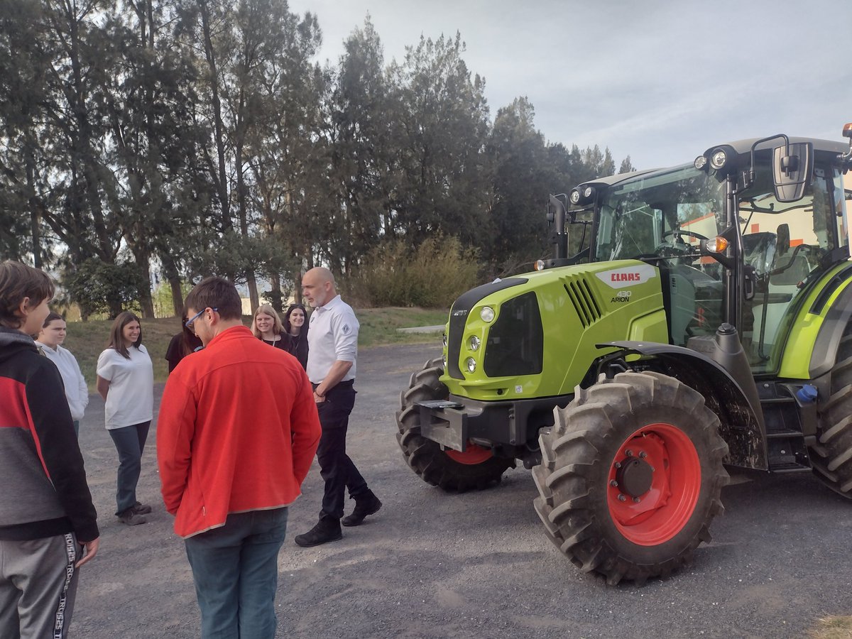 DominiqueDurini's tweet photo. @GroupamaMed, a organisé l'opération Nationale " 10 de conduite rurale "au Lycée Agricole de Théza avec la participation de la caisse locale Tech Réart Littoral pour la remise des goodies et de la coupe en présence de deux élus, du directeur et des gendarmes. https://t.co/5ucU6WDJAf