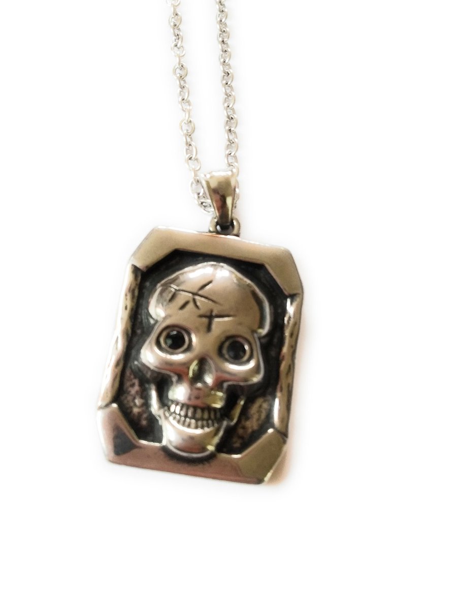 CreaFalip's tweet photo. Bonjour, -10% dans toute ma #boutiqueetsy : Collier pendentif tête de mort, homme moderne, yeux en strass, le tout en acier inoxydable, bijou homme., cadeau pour noël, cadeau pour lui https://t.co/K0aREHZ3L0 #argent #anniversaire #noel #rectangle https://t.co/OLzEhuXBIc