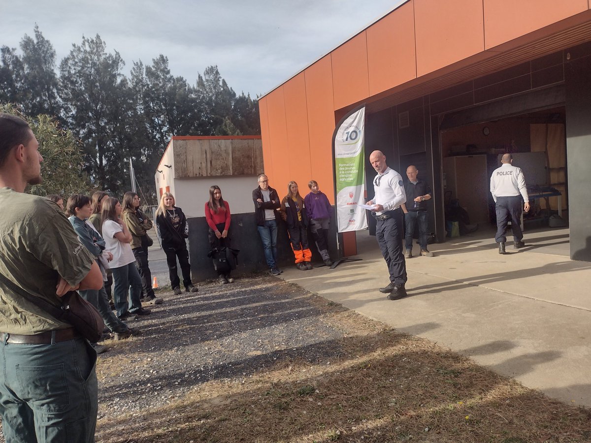 DominiqueDurini's tweet photo. @GroupamaMed, a organisé l'opération Nationale " 10 de conduite rurale "au Lycée Agricole de Théza avec la participation de la caisse locale Tech Réart Littoral pour la remise des goodies et de la coupe en présence de deux élus, du directeur et des gendarmes. https://t.co/5ucU6WDJAf