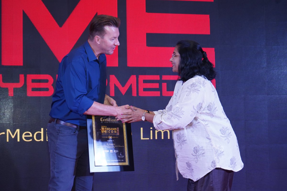 TimeCyberMedia's tweet photo. #IndiaBrandIconAward2023 #IBIA2023 #mumbai #TimeCyberMedia #BrettLee #awarded https://t.co/qByOZQCVim