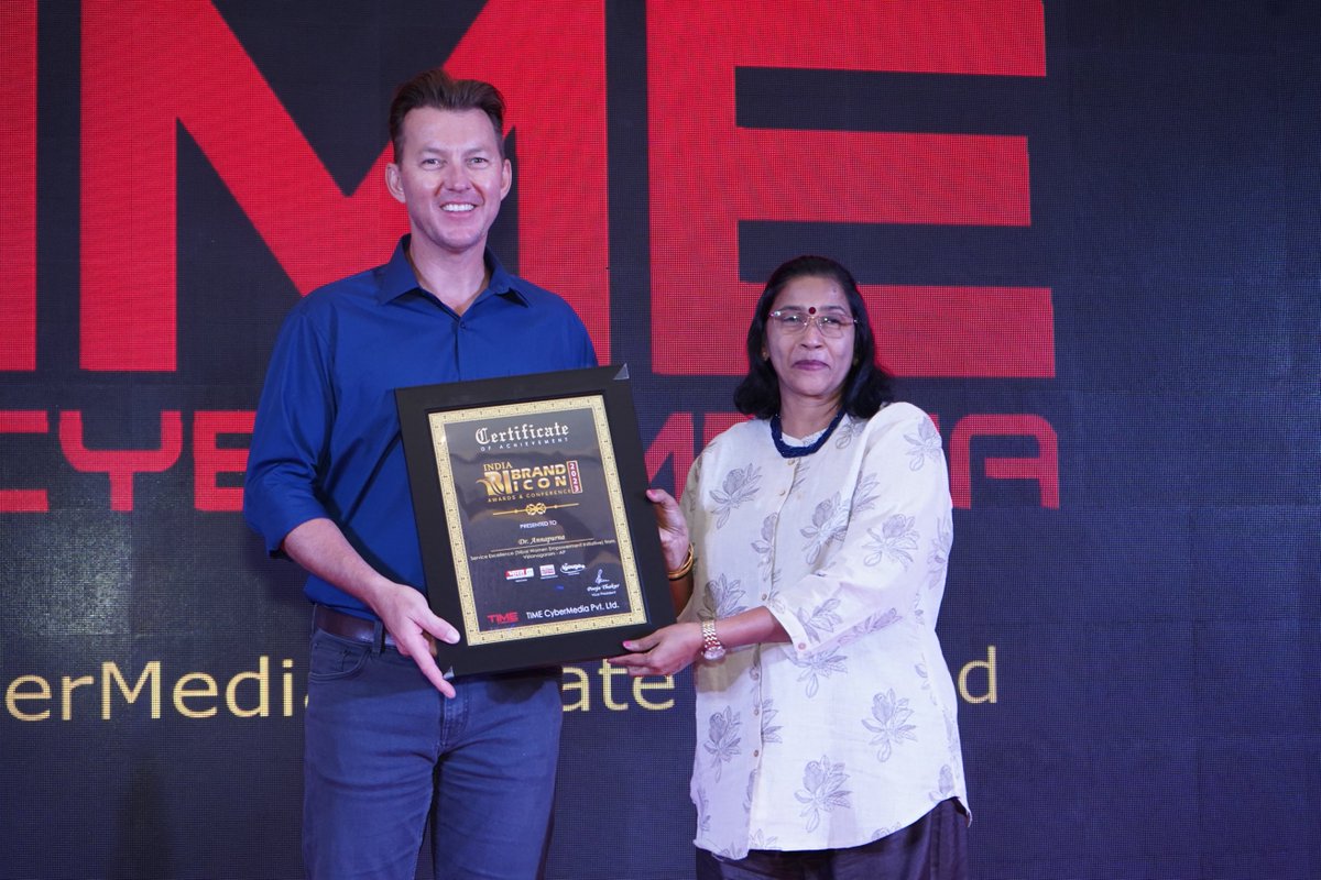 TimeCyberMedia's tweet photo. #IndiaBrandIconAward2023 #IBIA2023 #mumbai #TimeCyberMedia #BrettLee #awarded https://t.co/qByOZQCVim
