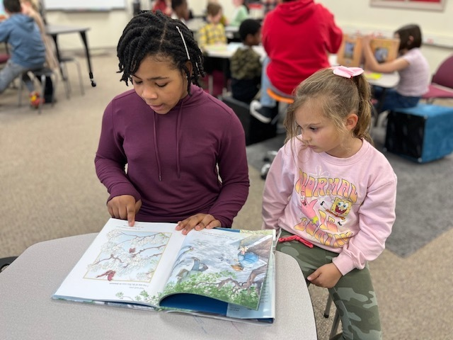 AbbeyJBolton's tweet photo. “There are many little ways to enlarge your child’s world. Love of books is the best of all.”
-Jacqueline Kennedy Onassis
5th Grade Reading Buddies working with their Kindergarten partners. 
#DaveyDragons @KentSchools @Ghorning6 https://t.co/iT2LMbbBuj