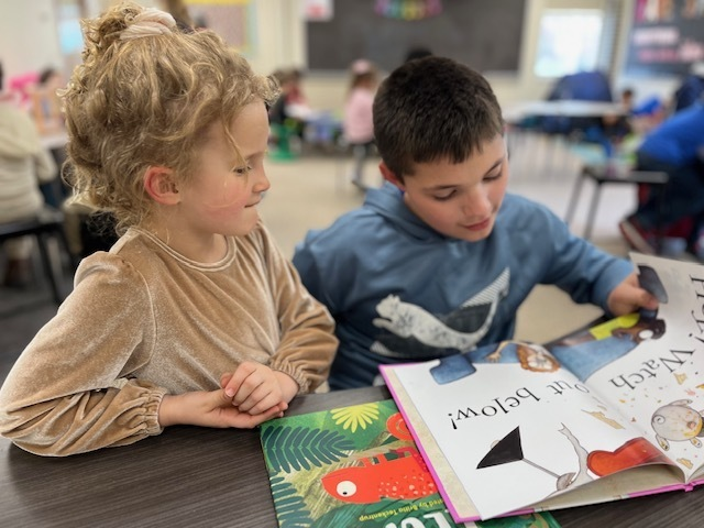 AbbeyJBolton's tweet photo. “There are many little ways to enlarge your child’s world. Love of books is the best of all.”
-Jacqueline Kennedy Onassis
5th Grade Reading Buddies working with their Kindergarten partners. 
#DaveyDragons @KentSchools @Ghorning6 https://t.co/iT2LMbbBuj