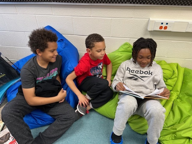 AbbeyJBolton's tweet photo. “There are many little ways to enlarge your child’s world. Love of books is the best of all.”
-Jacqueline Kennedy Onassis
5th Grade Reading Buddies working with their Kindergarten partners. 
#DaveyDragons @KentSchools @Ghorning6 https://t.co/iT2LMbbBuj