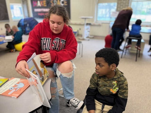AbbeyJBolton's tweet photo. “There are many little ways to enlarge your child’s world. Love of books is the best of all.”
-Jacqueline Kennedy Onassis
5th Grade Reading Buddies working with their Kindergarten partners. 
#DaveyDragons @KentSchools @Ghorning6 https://t.co/iT2LMbbBuj