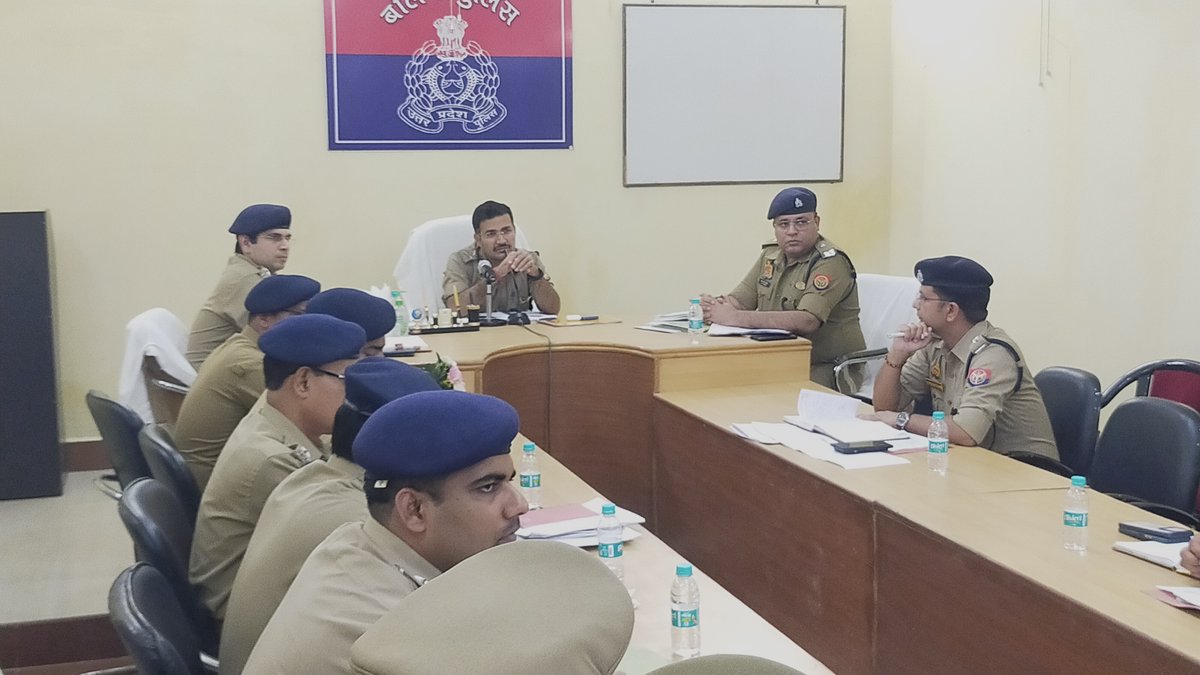 #IGRangeAzamgarh अखिलेश कुमार द्वारा आगामी नगर निकाय चुनाव व त्यौहारों के दृष्टिगत पुलिस लाईन सभागार कक्ष बलिया में समीक्षा बैठक कर दिये गये आवश्यक दिशा-निर्देश ।