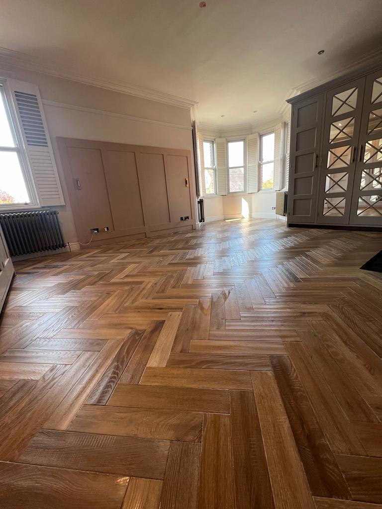 flooring4youltd's tweet photo. 🤎 This engineered wood floor looks 👌  every time! 
And even more so in this impressive Master Bedroom space.

What a room! What a floor!

📸 Ted Todd Warehouse - Furrow Herringbone 
✨️ A hardened oil finish gives the floor its fabulous shine.

#knutsford #Cheshire #flooring https://t.co/rWDkRZahFX