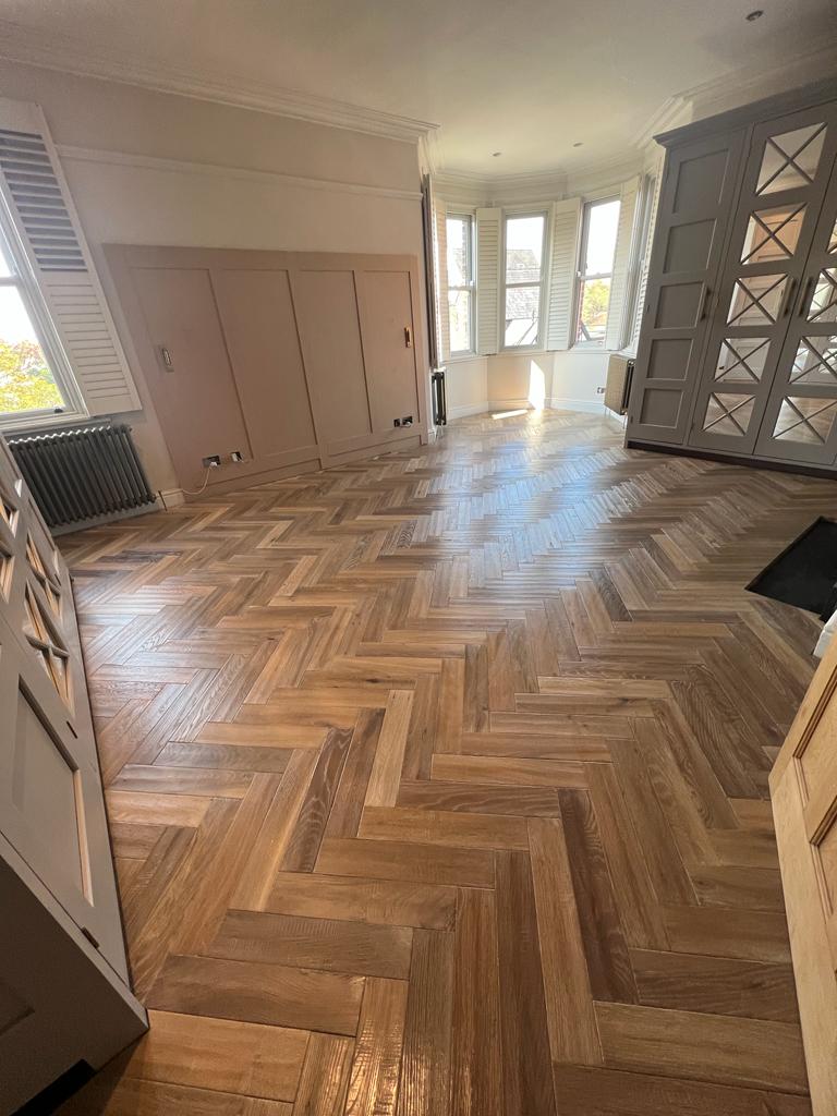 flooring4youltd's tweet photo. 🤎 This engineered wood floor looks 👌  every time! 
And even more so in this impressive Master Bedroom space.

What a room! What a floor!

📸 Ted Todd Warehouse - Furrow Herringbone 
✨️ A hardened oil finish gives the floor its fabulous shine.

#knutsford #Cheshire #flooring https://t.co/rWDkRZahFX