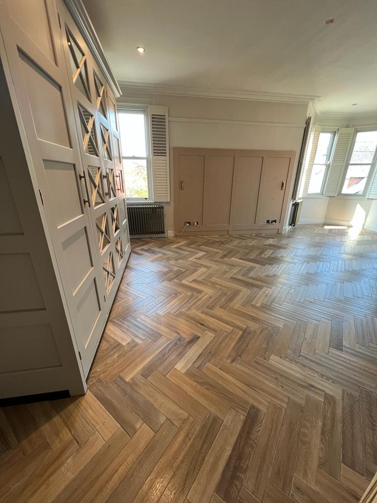 🤎 This engineered wood floor looks 👌  every time! 
And even more so in this impressive Master Bedroom space.

What a room! What a floor!

📸 Ted Todd Warehouse - Furrow Herringbone 
✨️ A hardened oil finish gives the floor its fabulous shine.

#knutsford #Cheshire #flooring