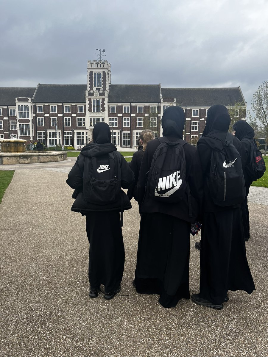 b_e_ynon's tweet photo. Today I took my first GCSE Sociology class to Loughborough University (the university that I attended). I started the course last year and I wanted to raise their aspirations and encourage them to #daretodream. Thank you @lborouniversity  for having us. @BabingtonLWLAT https://t.co/CNkuAWTWEe