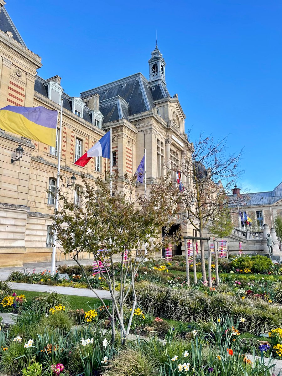 VVFleuris's tweet photo. Journée de formation à @VilleEvreux, labellisée #4Fleurs, avec les référent(e)s régionaux et départementaux du label #VillesEtVillagesFleuris en @RegionNormandie. 📝 https://t.co/FycmiKtF1x