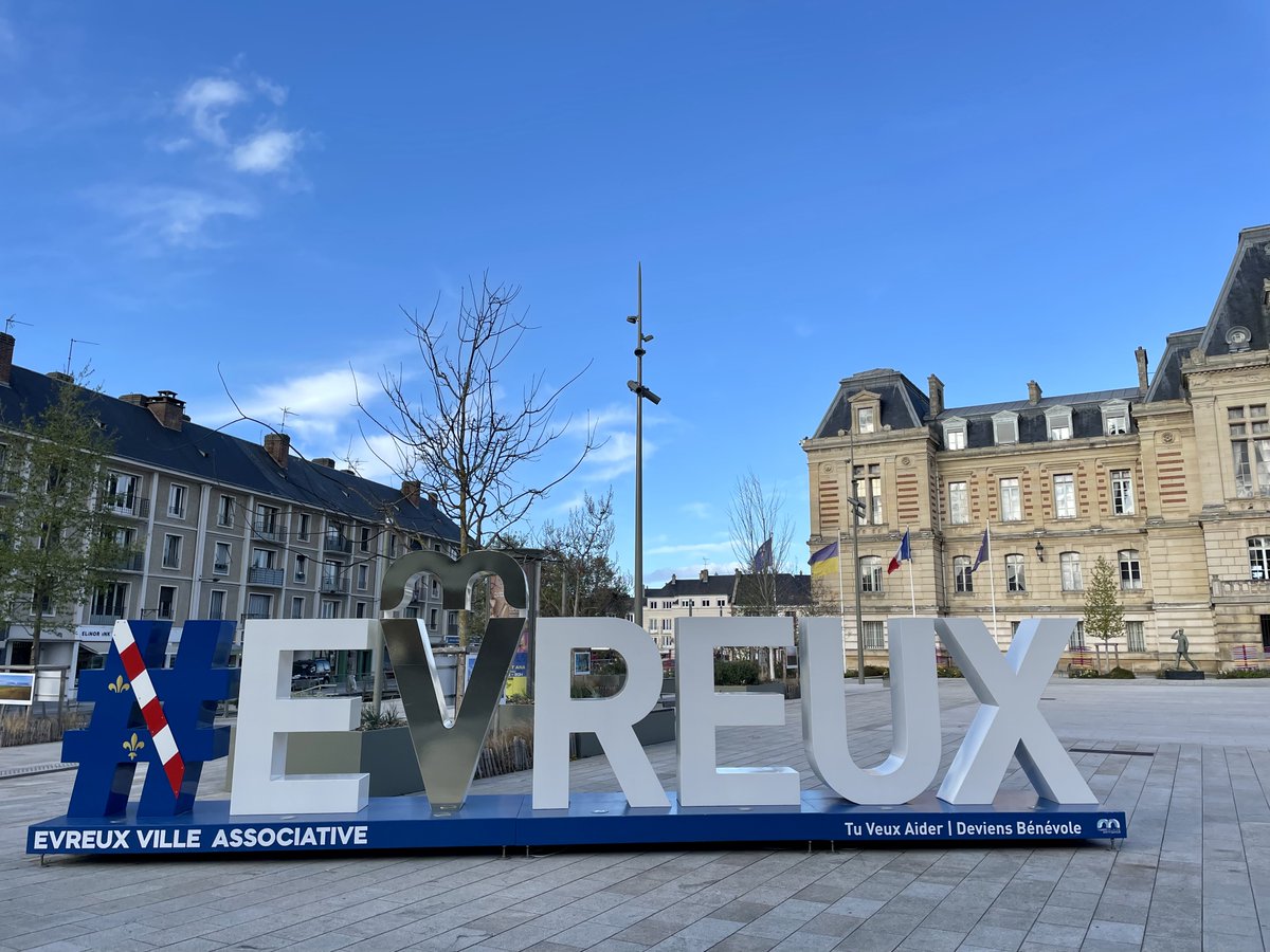 VVFleuris's tweet photo. Journée de formation à @VilleEvreux, labellisée #4Fleurs, avec les référent(e)s régionaux et départementaux du label #VillesEtVillagesFleuris en @RegionNormandie. 📝 https://t.co/FycmiKtF1x