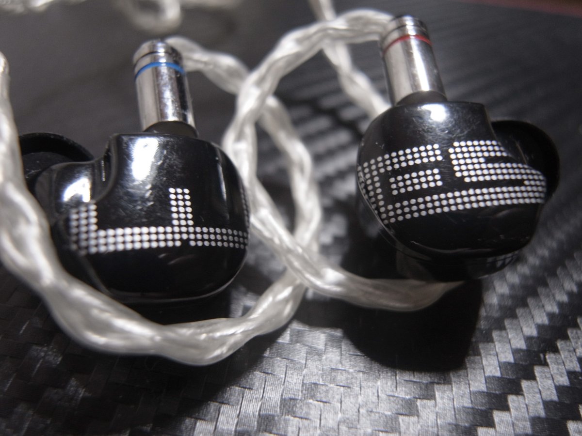 data0x00's tweet photo. 愛機の一部、EARSONICS ES-3。外でES-2をしてる人を見て、見た目を頼りにやっと小岩井ことりさんのこの記事を見つけた。https://t.co/hwlX8IEdVK
#EARSONICS #ES_3 #小岩井ことり https://t.co/nntj4Kidrr
