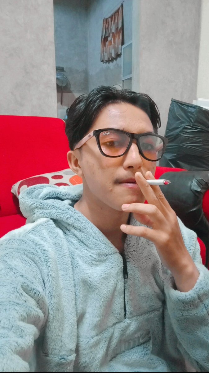 uzimarwan's tweet photo. Last selfie vs on repeat https://t.co/IWapQDmtXX