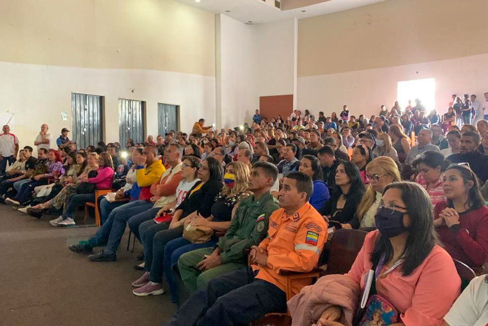 (1/2) En Mérida, ¡instalamos el Centros de Desarrollo de la Calidad Educativa! 
 
Desde el Liceo Bolivariano “Libertador” nos organizamos para la Nueva Época.

#GestaIndependentista