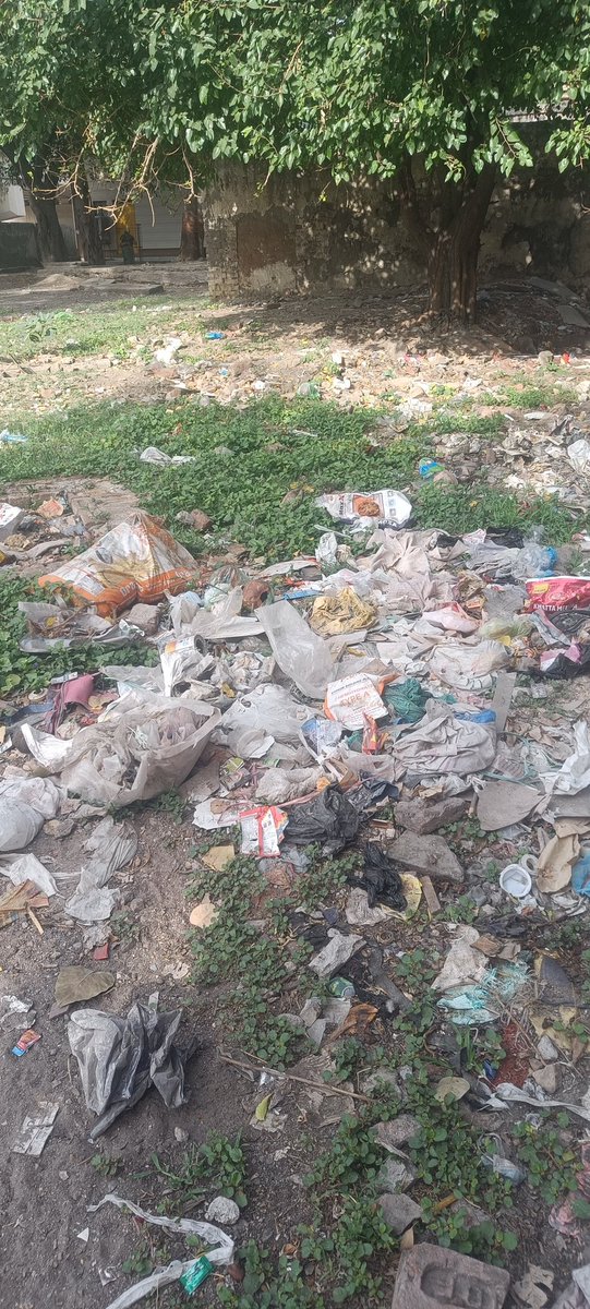 sundriyaldeepak's tweet photo. @AshwiniVaishnaw @RailMinIndia @drm_dli @CommEDMC,Shahdara railway colony open space has become a garbage dump yard. No cleaning happens and the sweeper never comes for picking up garbage. Hotspot for dengu and other dieses. Gutter mein #swachbharatabhiyan https://t.co/OXwsjiSOEk