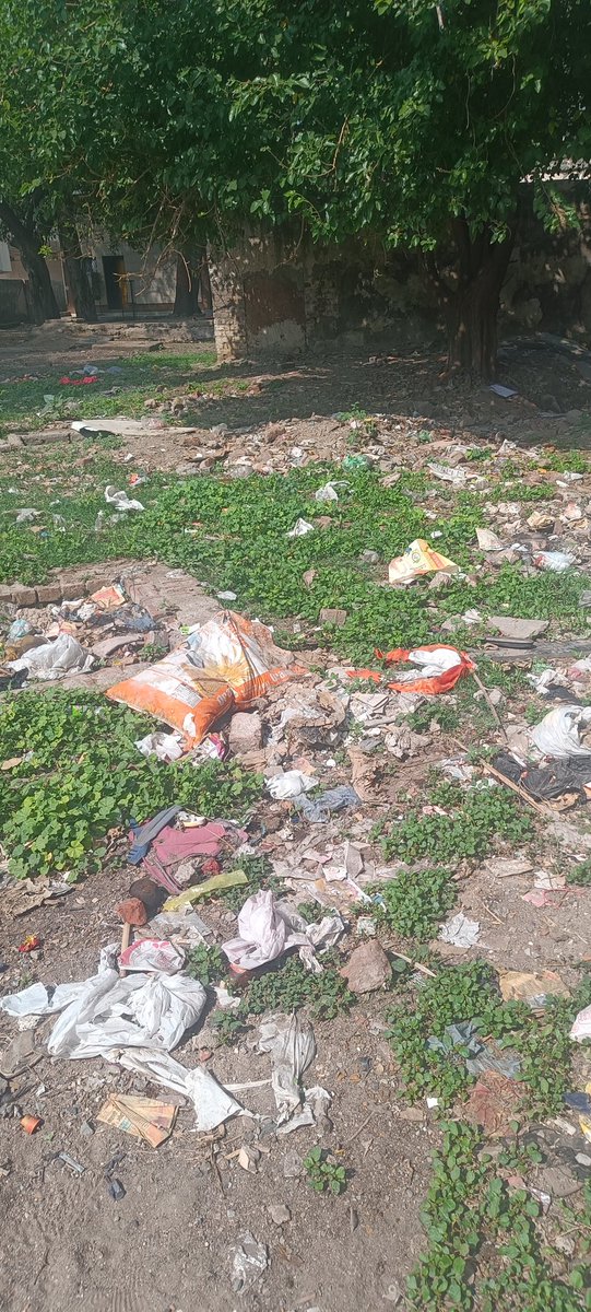 sundriyaldeepak's tweet photo. @AshwiniVaishnaw @RailMinIndia @drm_dli @CommEDMC,Shahdara railway colony open space has become a garbage dump yard. No cleaning happens and the sweeper never comes for picking up garbage. Hotspot for dengu and other dieses. Gutter mein #swachbharatabhiyan https://t.co/OXwsjiSOEk