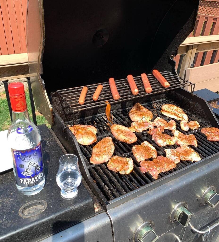 GranTequilas's tweet photo. 🍸📸@tequilalife1 BBQ and Tapatio kind of day. Salud

--
#tequilalife1

Double Tap 🍸🍸 Me Gusta!
TAP BIO for More!
.
.
.
.
#grantequilas #tequila #margarita #margaritas #margaritaville #tequilasunrise #tequilashots #margaritatime #tequilas #tequilatime #mezcal #tequilacockt… https://t.co/jJrVgcbyzB