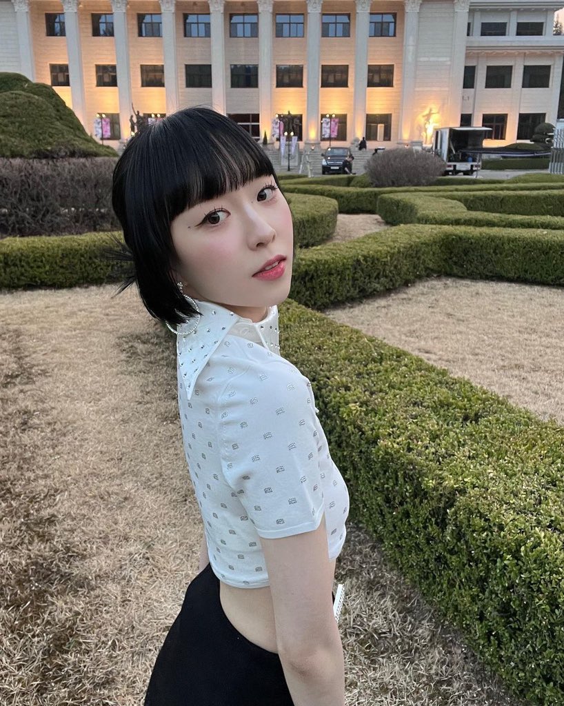 230418 chaerishxx ig post 
#채정 #앨리스 #chaejeong

“sparkling hands ✨”