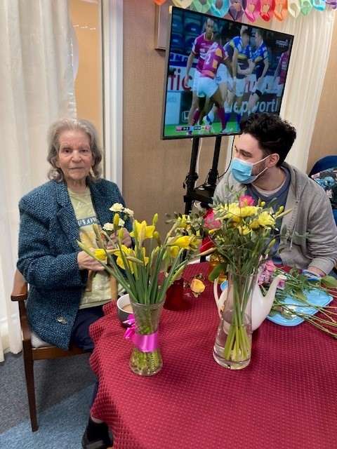 VidaHealthcare1's tweet photo. We know that giving people a sense of
purpose and self-worth is vitally important to their
well-being. 

Our well-being team also regularly organise
meaningful, therapeutic and enjoyable activities for
residents to take part in. https://t.co/A1oVbflYzk