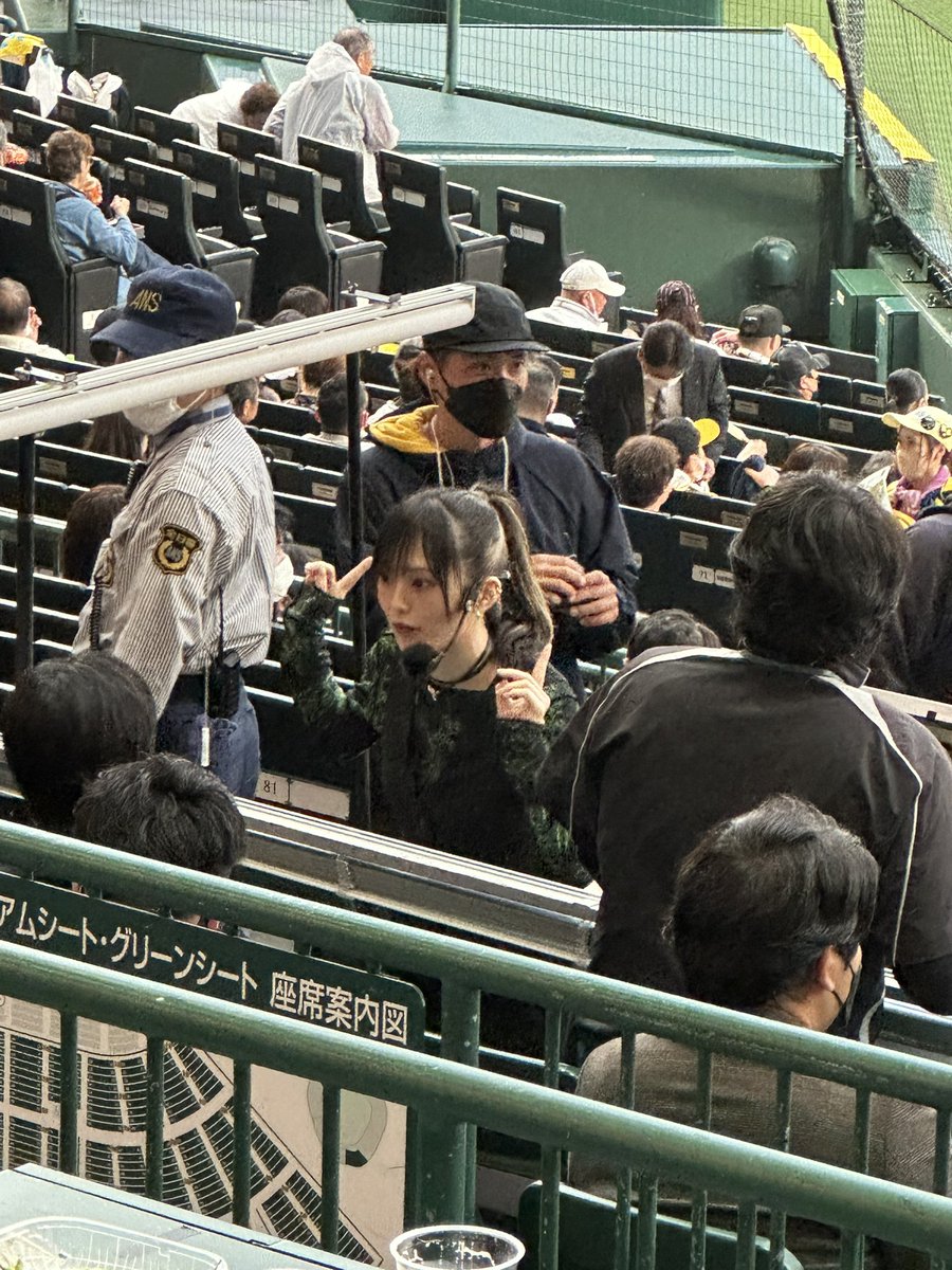 hKKTp1tLEzI8Ptl's tweet photo. 山本彩顔小さすぎ。
好きになりました。ミーハー🙄 https://t.co/jTutupz2p5