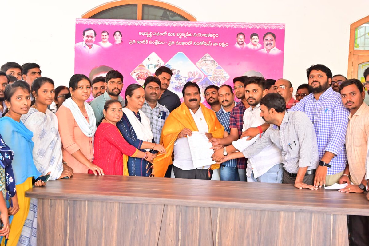 PanthatiMurali's tweet photo. Jr Panchayat Secretaries of HNK and WGL has given Representation to Sri @ArooriRamesh MLA, Wardhannapet constituency and Sri T Rajaiah garu St. Ghanpur Constituency to consider regularisation of JPS at the earliest. @DayakarRao2019 @KTRBRS @RSPraveenSwaero @TheNaveena @BRSHarish https://t.co/oDnYDvsU7L