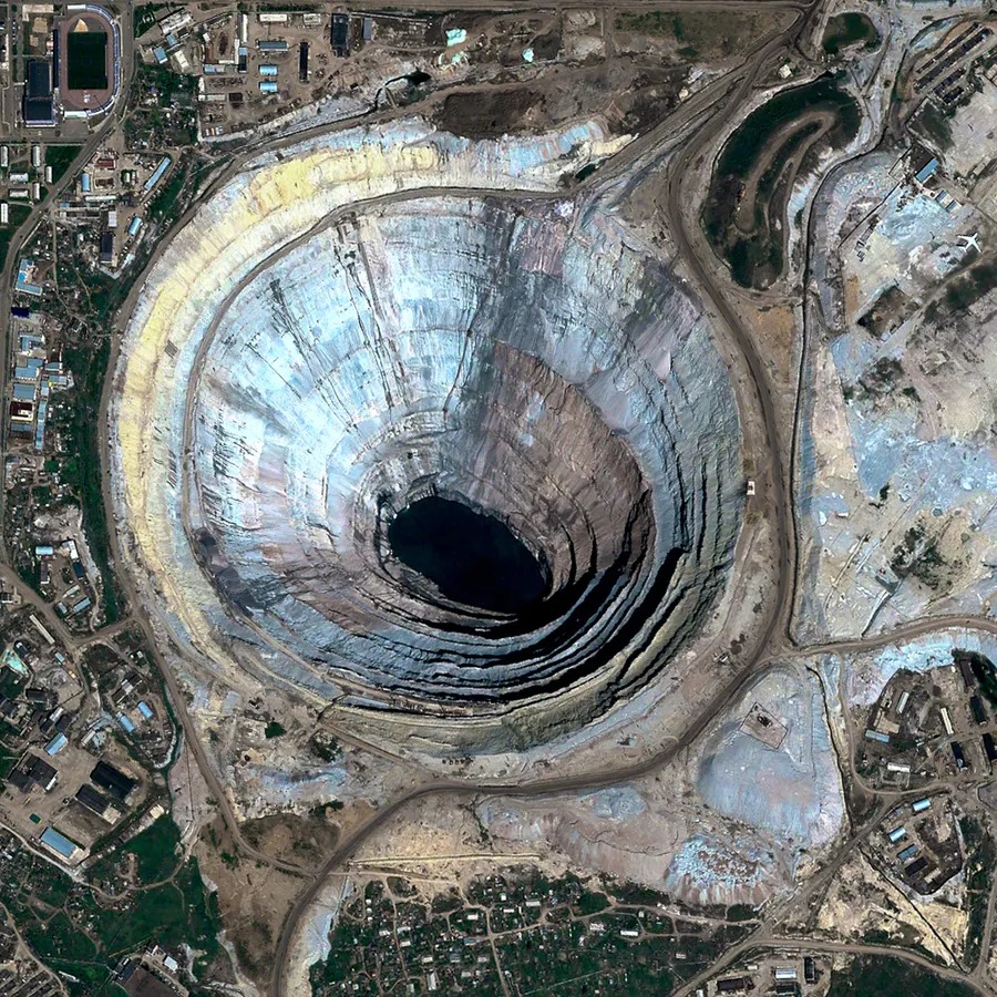 astronomy_free's tweet image. The True Cost of Diamond Mining: A Closer Look at the Mirnyj Diamond Mine

#sustainablemining #miningtransparency #miningimpact #footprint #mining #miningindustry #environment #miningfuture #educativefeed #freeAstroSci #science #FollowTheScience

 freeastroscience.com/2023/04/the-tr…
