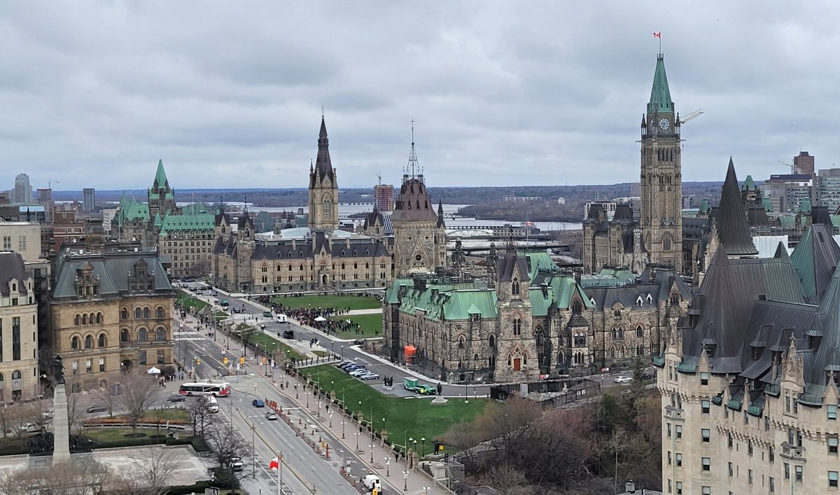 Spotted: Public service <a href="/psac_afpc/">PSAC-AFPC</a> workers on the picket line on the Hill
