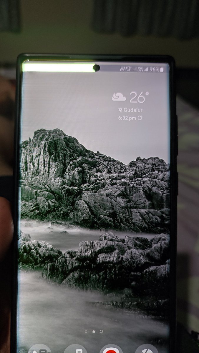 Abhijithph's tweet photo. @SamsungIndia The worst experience... Not only for me but this issue just started for many and they want us to replace the display just 15 days after the warranty period got over. Spending 22k further on the display is insane that too without any mishandling or damage from our side.. https://t.co/ZLj3jGwfGI