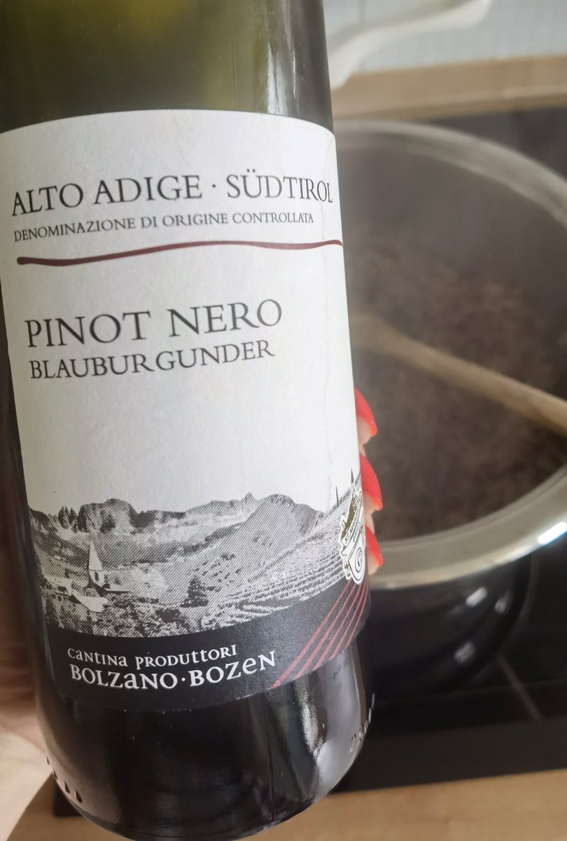 GrubisicDinka's tweet photo. Dok kuham, koristim vino. Nekad ga stavim i u jelo.. 😅
Stara fora, al'..
#jatotako🍷 https://t.co/aavIH19yOR