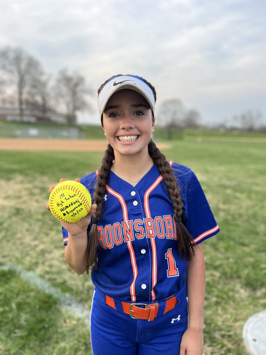 KamrynDillow's tweet photo. 1st High School home-run!  Blessed to play with this talented group of young ladies! 🌟🥎 #FreshieSzn #HighSchoolSoftball #BoonsboroWarriors #VarsitySoftball #HomeRun #MLBCommentating https://t.co/G9h0YCtZd7