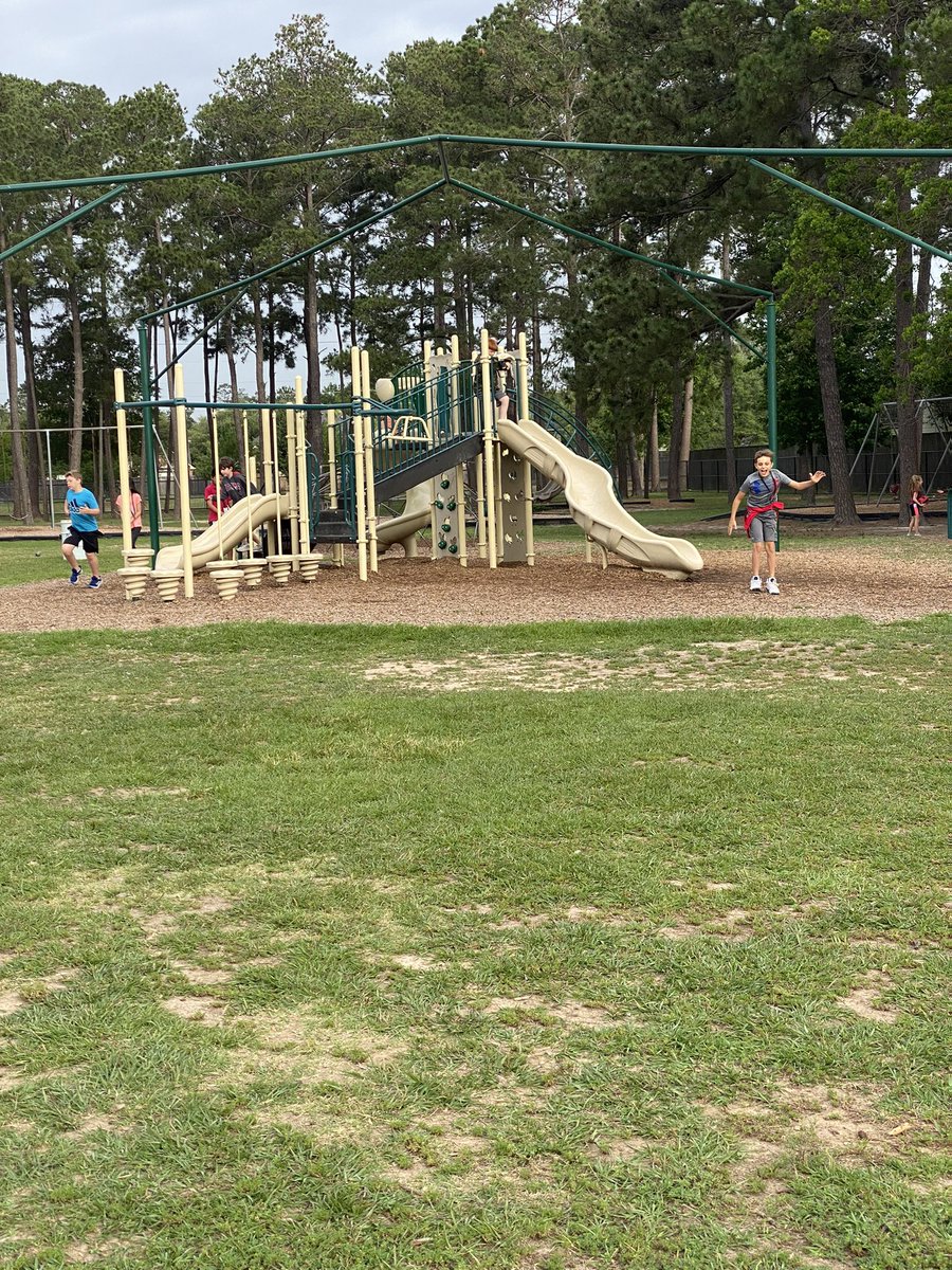 Teamwork at its finest with “Don’t Break the Line.” We had to show perseverance on this one because keeping 23 people on the line is NOT easy! 

We got it done and celebrated with some extra recess! #SampsonSTRONG <a href="/SampsonElem/">Sampson Elementary</a>