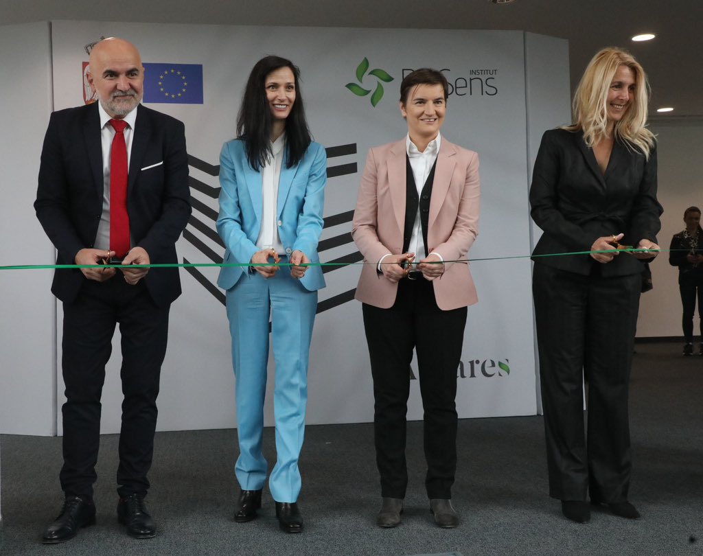 SerbianPM's tweet photo. Са великим задовољством данас на отварању нове зграде Института @BioSenseRS , заједно са ЕУ комесарком @GabrielMariya .
Институт је у оквиру програма #horizont2020 са пројектом #Antares , освојио 1. место и постао једини центар изврсности у Европи ван територије ЕУ. https://t.co/Z17JgrkVUq