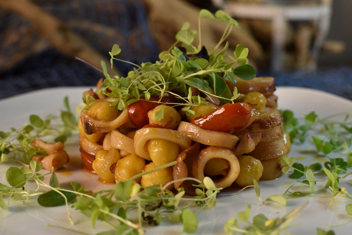 DemGourmetCat's tweet image. Després dels àpats de carn de #Pasqua, seguim amb el #marisc
Un #plat barat i atractiu
#Cananes amb #cigrons, #tomàquets escalivats i germinats (cost 4E pp)
Apreneu a preparar-lo⬇️
democraticgourmet.com/ca/flying-squi…
#recepta #cuina #menjar