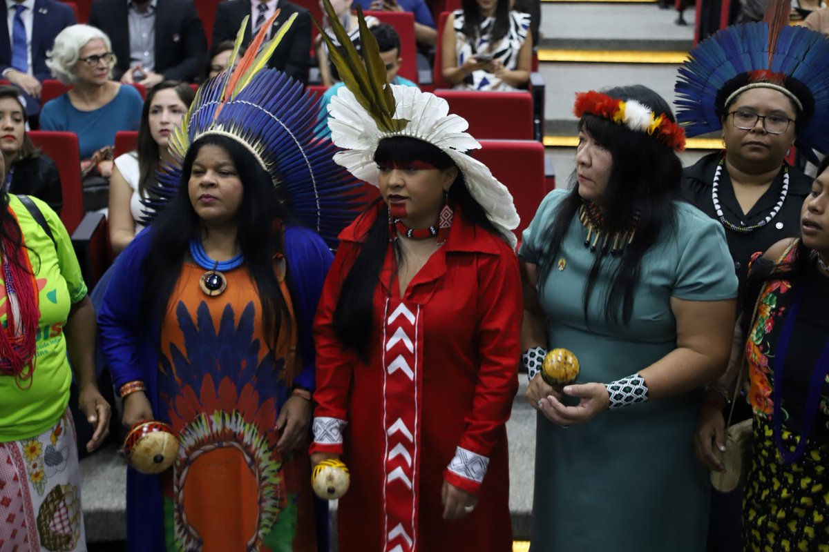 celiaxakriaba's tweet photo. Dia de luta, de resistência, de lembrar a nossa história. Dia dos povos indígenas, das mulheres biomas, do povo da terra. Dia de contar a história que tentam apagar e ecoar nosso canto ancestral. Dia de compromisso com a Terra. Antes do Brasil da coroa, existe o Brasil do cocar! https://t.co/GMTiAagyTr