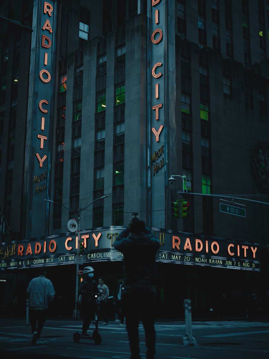 Radio City 

#streetphotography #moodygrams #street_aperture #aesthetic #streetfocus #no_visuals #street_captures #street_life_mood #toneception #tones_addiction #shotsdelight #subshooterz #subshooters #moody_shotz_  #street_photographer #canon #canonr6 #canoncanada #moodytoning