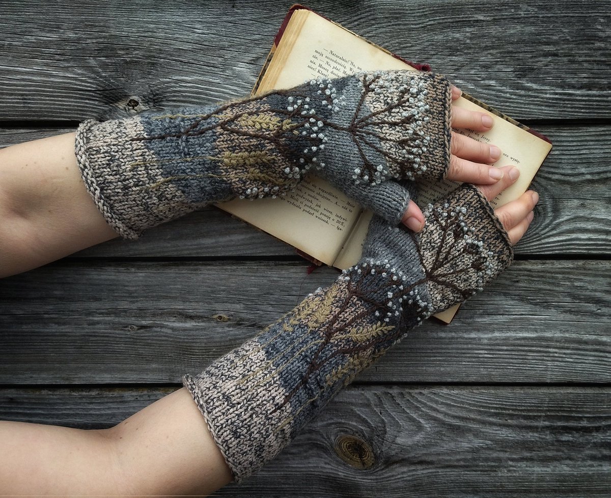 CaramelDogCraft's tweet photo. Herbs and grasses.
Meadow "painted" with embroidery yarn.
Hand knitted, hand embroidered fingerless gloves.
https://t.co/cSZd7mAv2H

#etsyshop #handmade #craft #knitting #embroidery https://t.co/qMjoQAvELp