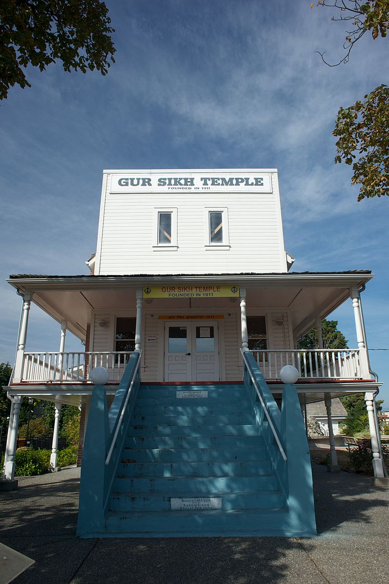 CraigBaird's tweet photo. It is #SikhHeritageMonth and this is the story of the Gur Sikh Temple in Abbotsford!

The first Sikh pioneers arrived in Abbotsford around 1905, finding work on farms and in the lumber industry.
As they established a community for themselves, they wanted to build a temple

🧵1/4 https://t.co/4XZHd8Epwl