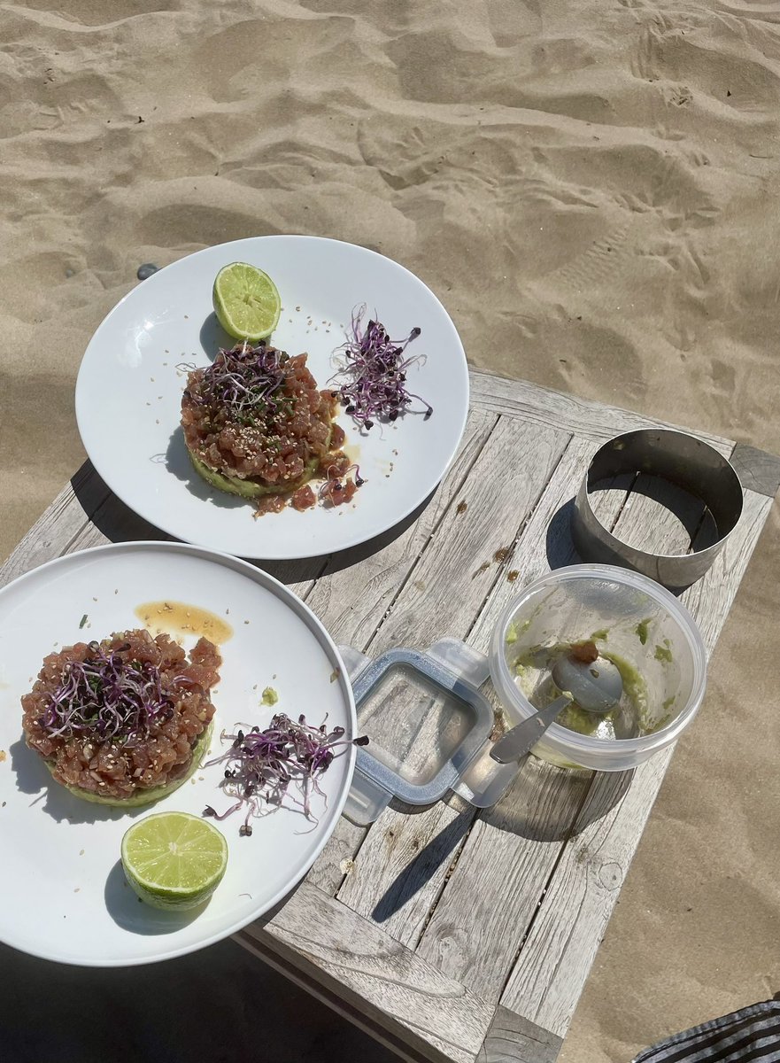 Dat je op het strand zit en dat je man dan appt dattie wel even lunch komt brengen. En dattie dan ter plekke kraakverse tonijntartaar uit jouw eigen Koolhydraatarme bijbel gaat staan klaarmaken. Ik denk dat ik m voorlopig nog ff hou 😜😍