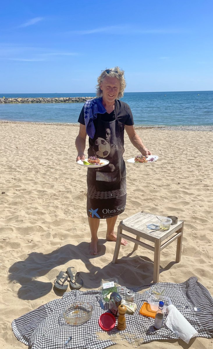 wateetjanneke's tweet photo. Dat je op het strand zit en dat je man dan appt dattie wel even lunch komt brengen. En dattie dan ter plekke kraakverse tonijntartaar uit jouw eigen Koolhydraatarme bijbel gaat staan klaarmaken. Ik denk dat ik m voorlopig nog ff hou 😜😍 https://t.co/CZfGLncXGL