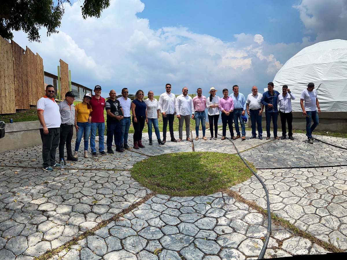 Desde el Gabinete de Comunicación y Turismos de la Gobernación del Táchira informamos que recibíamos la visita de representantes del Norte de Santander:

Zulay cañas, Alta Consejera de Turismo de la Gobernación del Norte de Santander

Pablo Clavijo, Camara de Comercio de Cúcuta