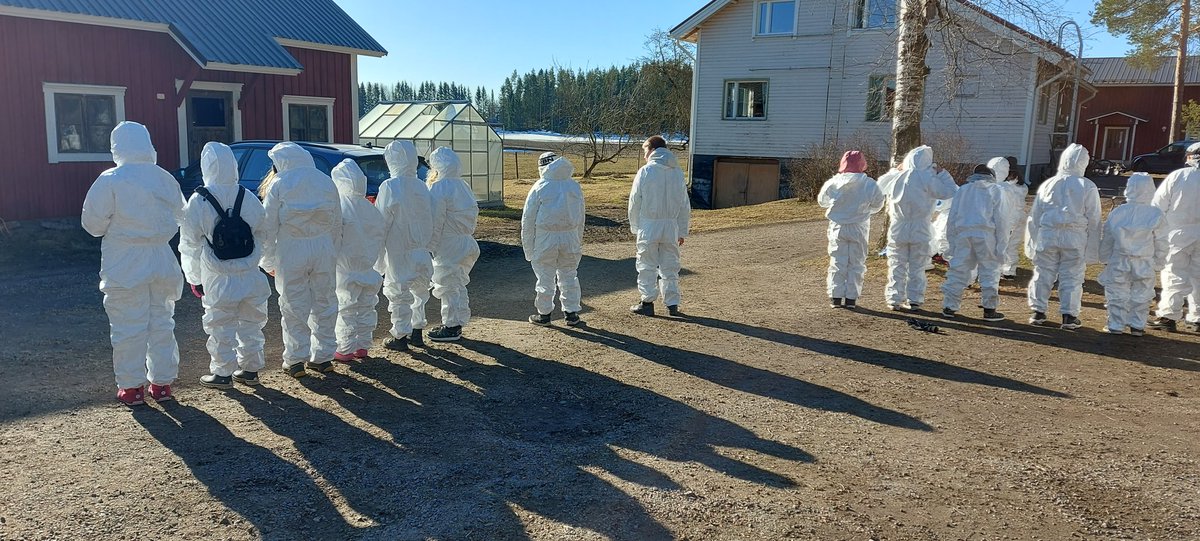 rakokiven's tweet photo. Neloset kävivät tänään maatilavierailulla. Saimme tutustua navettaan, maatilan eläimiin, maatilan koneisiin ja meille esiteltiin tilan toimintaa. Kiva ja erilainen koulupäivä. #maatilavierailu #ympäristöoppi #lahtipop #rakokivenperuskoulu #neloset https://t.co/WjhW842NND
