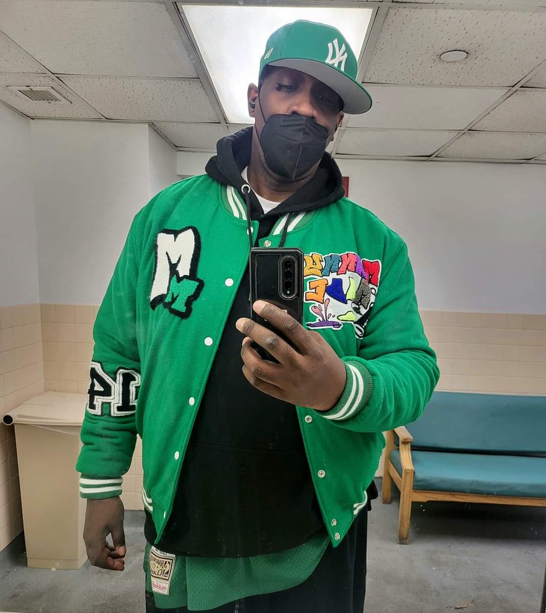 IPutTheHoodOn's tweet photo. Salute Big Homie Matt!! #UWASTHERE #OLDREDHOOK #MunnyMade #DoubleM https://t.co/dFPpQyz7Xz