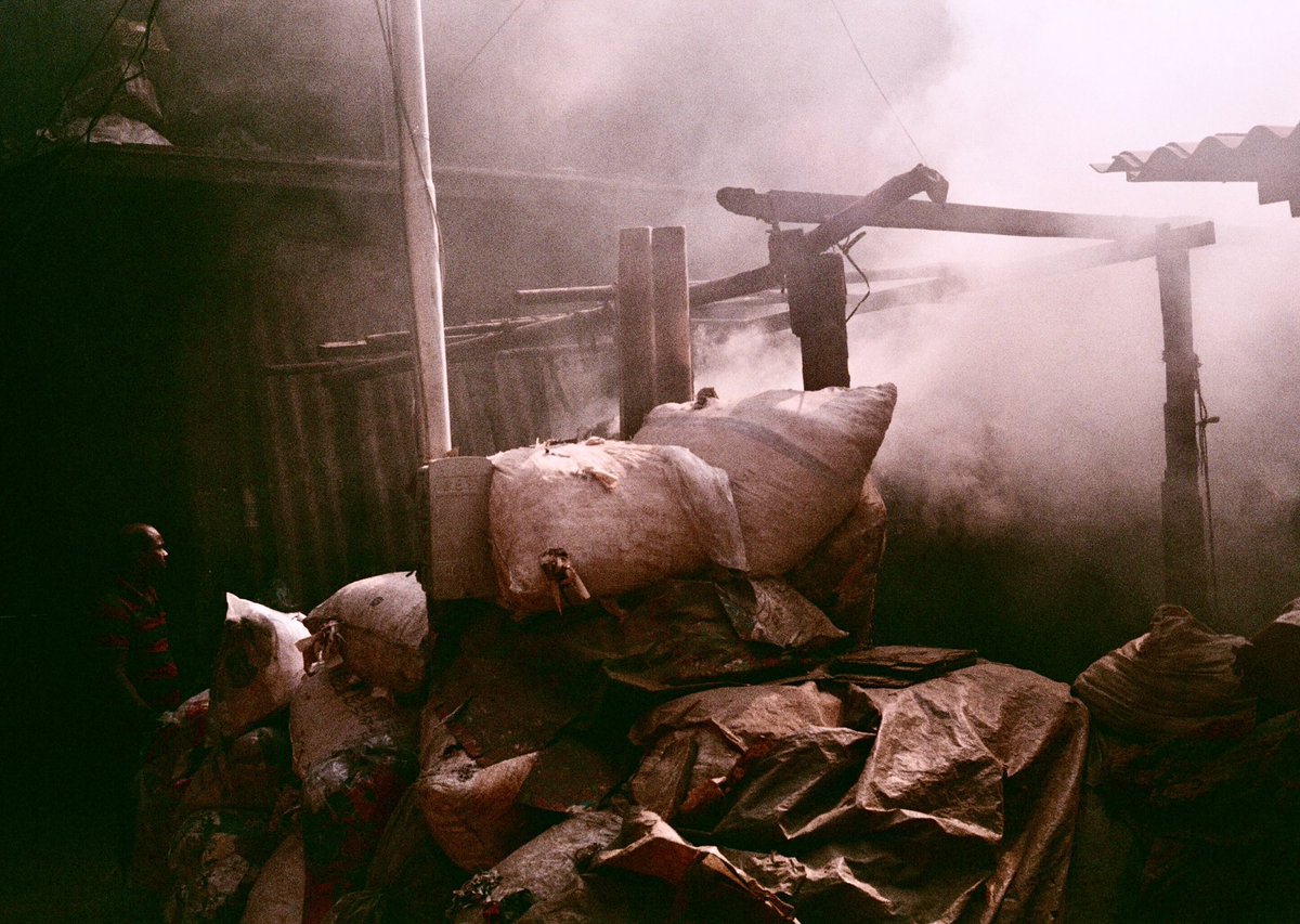HuangWrites's tweet photo. Kilns in Dharavi, Mumbai
Fuji 200 https://t.co/8wbcWSfsij