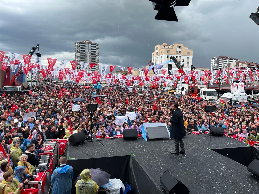 Ekrem İmamoğlu: (İBB'den 2 milyon TL burs alan Rabia Kalender İlhan'a)

"Partili bir kişiye burs adı altında 200 bin dolar para veriliyor. O kişi 2007'de işe girmiş gözüküyor ama yıllarca hiç İstanbul'da olmamış.

Belediye parasıyla yurt dışında hayat sürmüş. Bu para sizin
