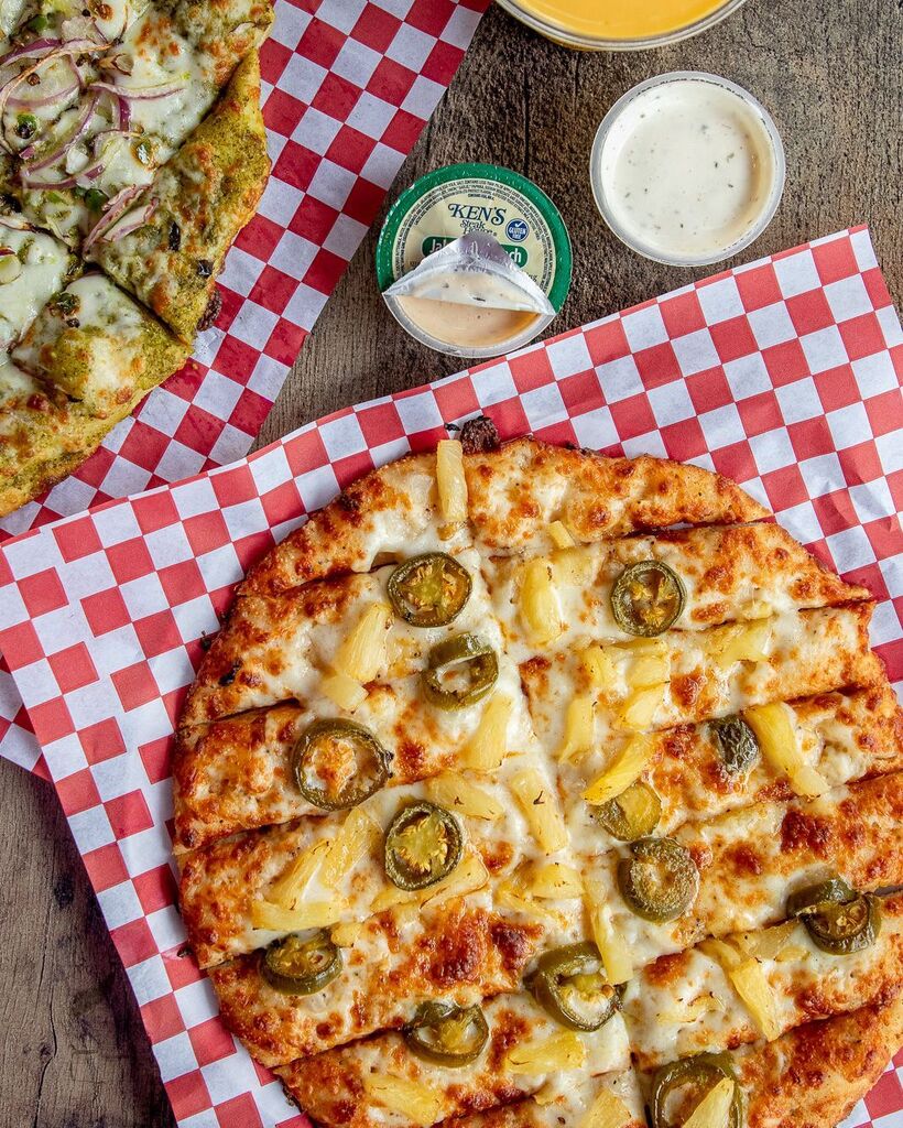 currypizzahouse's tweet photo. The holy grail ingredient... 🧄 It's #NationalGarlicDay and we're celebrating with our sweet and spicy Garlic Sticks complete with 🌶 and 🍍. #ILovePizza #DailyPizza #GarlicLover https://t.co/N49fEkO7a5