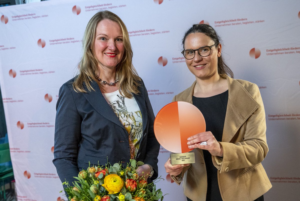 vodafone_medien's tweet image. The winner is… @vodafone_de! 🥳 Wir wurden mit dem „German Equal Pay Award“ des @BMFSFJ ausgezeichnet. Für ein Analysetool, das Lohnlücken erkennt, bevor sie entstehen. Denn wir finden: Gleiche Arbeit, gleiches Gehalt. Dafür setzen wir uns weiter ein.💪 vod.af/j44n5x