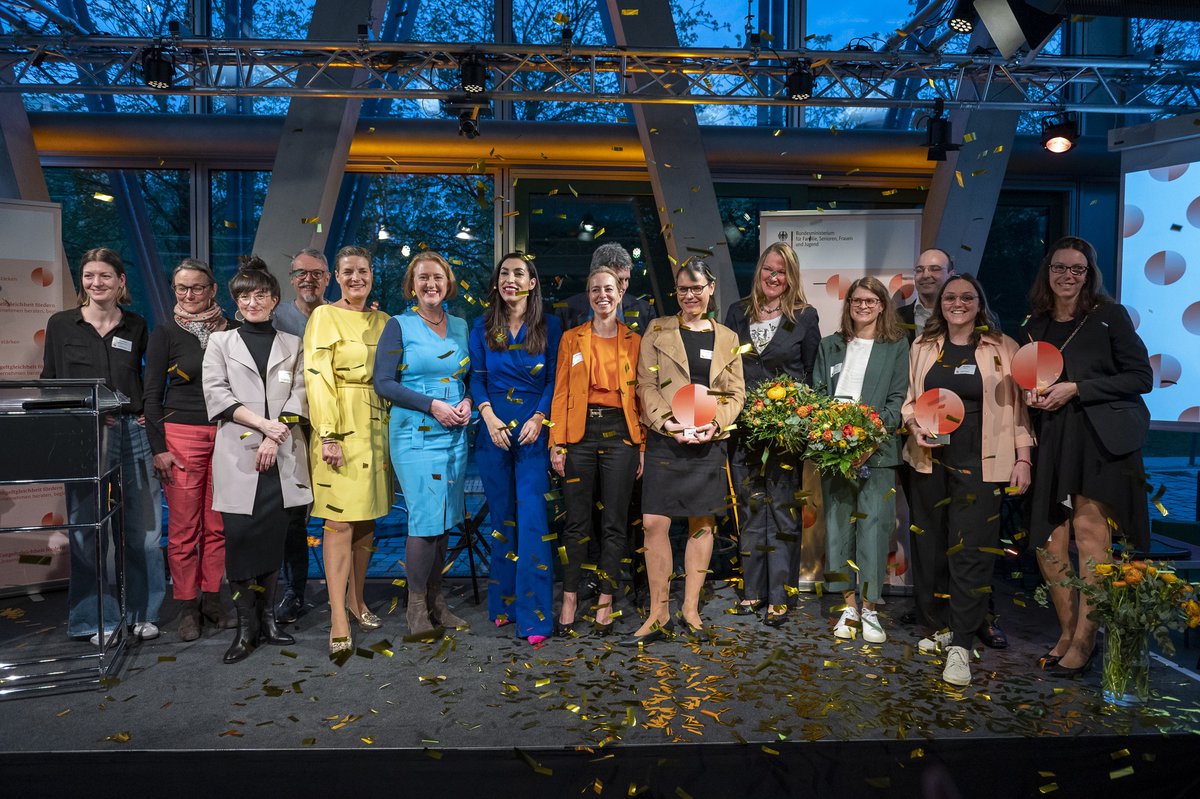 vodafone_medien's tweet image. The winner is… @vodafone_de! 🥳 Wir wurden mit dem „German Equal Pay Award“ des @BMFSFJ ausgezeichnet. Für ein Analysetool, das Lohnlücken erkennt, bevor sie entstehen. Denn wir finden: Gleiche Arbeit, gleiches Gehalt. Dafür setzen wir uns weiter ein.💪 vod.af/j44n5x