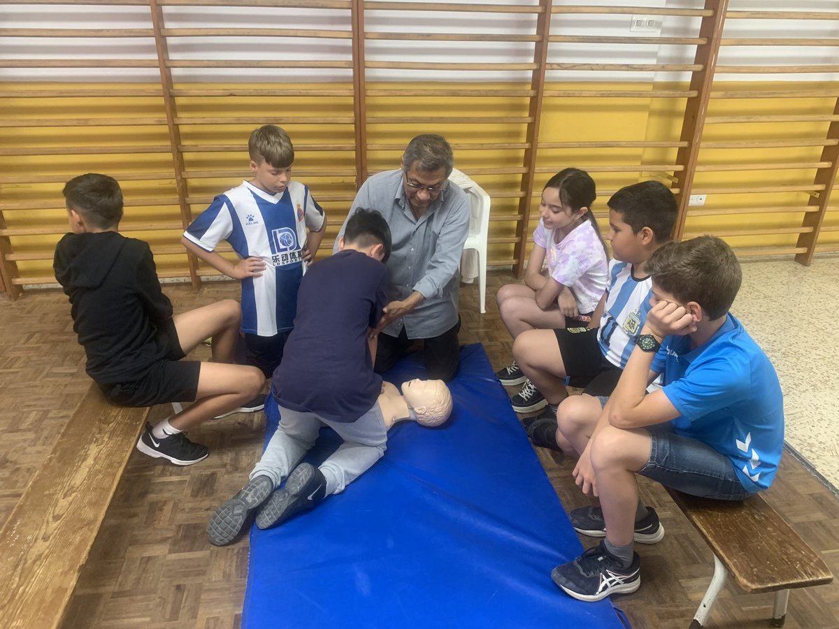 educacionmlg's tweet photo. Se presenta en el CEIP Antonio Machado un curso de Primeros Auxilios, soporte Vital Básico y uso del DESA, organizado por @cepmalaga en colaboración con @Expaumi_  . El delegado @Miguel_Briones_ ha podido participar en la actividad preparada para los alumnos del centro. https://t.co/Jg9LbTLY4u